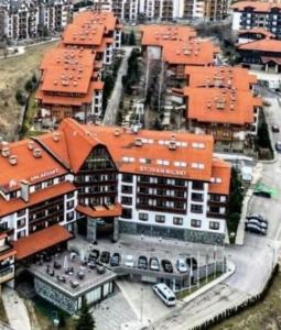 une vue de tête sur un grand bâtiment avec des toits orange dans l'établissement Family Luxury Private Apartments in 4 star SPA Resort St Ivan Rilski, Bansko, à Bansko