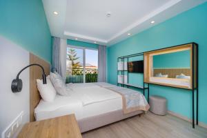A television and/or entertainment centre at Villa Sunflower Hotel - All Inclusive