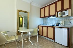 A kitchen or kitchenette at Villa Sunflower Hotel - All Inclusive
