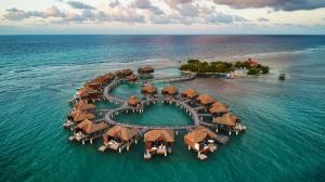 蒙特哥贝Sandals Royal Caribbean All Inclusive Resort & Private Island - Couples Only的海洋度假胜地的空中景观