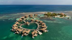 蒙特哥贝Sandals Royal Caribbean All Inclusive Resort & Private Island - Couples Only的海洋中一个心形的度假胜地