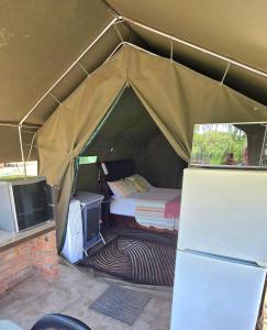 Ένα ή περισσότερα κρεβάτια σε δωμάτιο στο Riverbend Camp - Self-catering Luxury Glamping Tent