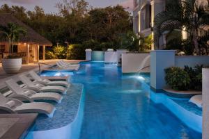 Sandals Royal Caribbean All Inclusive Resort & Private Island - Couples Only内部或周边的泳池