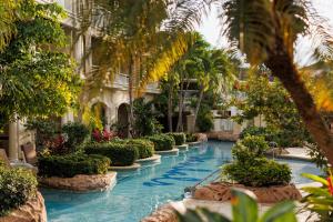 Sandals Royal Caribbean All Inclusive Resort & Private Island - Couples Only内部或周边的泳池