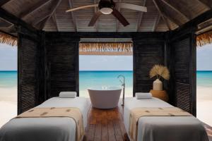 Sandals Royal Caribbean All Inclusive Resort & Private Island - Couples Only客房内的一张或多张床位