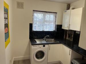 Kuchyň nebo kuchyňský kout v ubytování Double room in Wembley