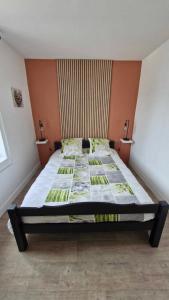 Ένα ή περισσότερα κρεβάτια σε δωμάτιο στο Gîte le Doux Galet