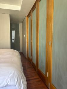 Ένα ή περισσότερα κρεβάτια σε δωμάτιο στο The Circa Hotel
