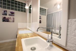 W łazience znajduje się umywalka i lustro. w obiekcie Apartament Długa 50 w Bydgoszczy