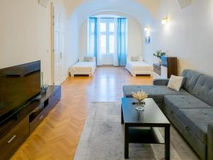 una sala de estar con un sofá y una mesa en Luxury Vincents Apartments Kosice, en Košice