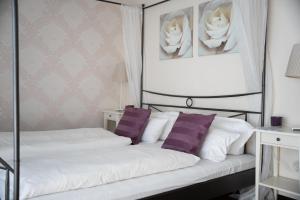 Postel nebo postele na pokoji v ubytování Hotel Medo Köln