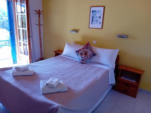 Postel nebo postele na pokoji v ubytování Spiti Melianou