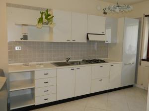 Virtuvė arba virtuvėlė apgyvendinimo įstaigoje Appartamento Vista Lago