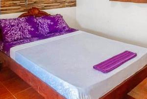 Ein Bett oder Betten in einem Zimmer der Unterkunft RedDoorz @ Alcala Garden Resort + 9 Fotos