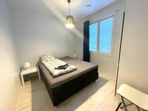 a small bedroom with a bed and a window at Apartment Sorsakuja in Pyhäjoki