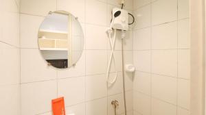 ein Badezimmer mit Dusche und Spiegel in der Unterkunft RedDoorz @ Alcala Garden Resort in Alcala