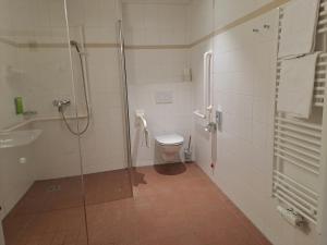 A bathroom at JUFA Hotel Stubenbergsee
