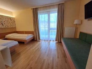A bed or beds in a room at JUFA Hotel Stubenbergsee
