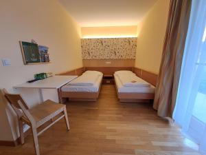 A bed or beds in a room at JUFA Hotel Stubenbergsee
