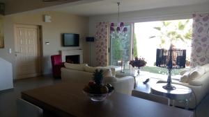 Μια τηλεόραση ή/και κέντρο ψυχαγωγίας στο Private Villas Gouves