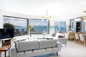 Μια τηλεόραση ή/και κέντρο ψυχαγωγίας στο BD4123 Five Bedroomed Villa with Pool and Sea View