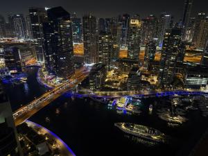 Nespecifikovaný výhled na destinaci Dubaj nebo výhled na město při pohledu z apartmánu