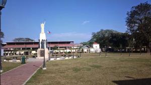 ein Gebäude mit einem Denkmal in der Mitte eines Feldes in der Unterkunft RedDoorz @ Alcala Garden Resort in Alcala