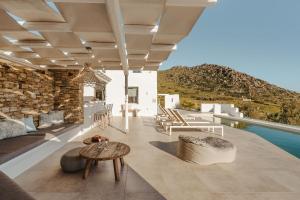 un patio con mesa y piscina en Villa Flo, en Naxos Chora