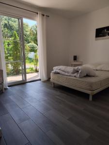 Ένα ή περισσότερα κρεβάτια σε δωμάτιο στο maison dans quartier calme