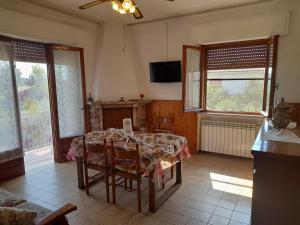 Televízia a/alebo spoločenská miestnosť v ubytovaní CASA CAMELIA