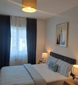 Postel nebo postele na pokoji v ubytování Cozy bedroom in Lucan, Dublin
