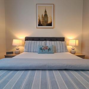 Postel nebo postele na pokoji v ubytování Cozy bedroom in Lucan, Dublin + 10 fotografií