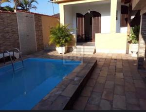 una piscina davanti a una casa di Casa dos silva a Rio de Janeiro