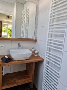 un baño con lavabo y espejo en Ferienhaus Naase App 4, en Norderney