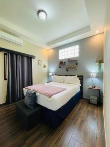 a bedroom with a large bed and a window at Duplex en Residencial Los Llanos II etapa, Catacamas in Catacamas