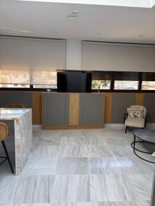 BiBo Suites Real Chancilleria的电视和/或娱乐中心