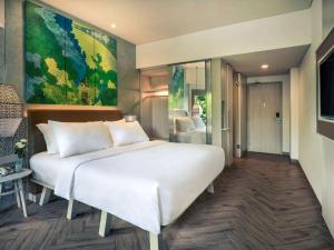 Postel nebo postele na pokoji v ubytování Mercure Kuta Bali