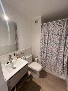 Koupelna v ubytování A pasos de Movistar Arena Depto cómodo y con increíble vista