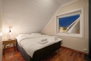 En eller flere senger på et rom på ARCTIC HOMES - Villa Borealis