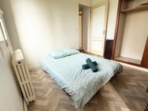 Ένα ή περισσότερα κρεβάτια σε δωμάτιο στο Escapade de Bordeaux