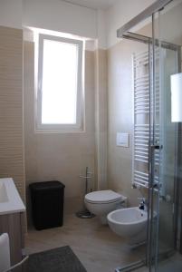łazienka z toaletą, umywalką i oknem w obiekcie TD Sesto Piano with Sea View Living Terrace w mieście Monopoli +20 zdjęć