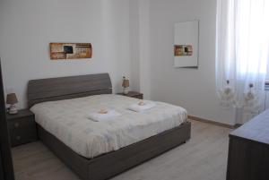 sypialnia z łóżkiem i dwoma ręcznikami na nim w obiekcie TD Sesto Piano with Sea View Living Terrace w mieście Monopoli