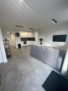TV a/nebo společenská místnost v ubytování Splendide appartement neuf à Zaventem airport