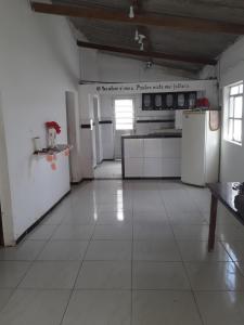 - une grande cuisine avec des appareils électroménagers blancs dans l'établissement Casa central da vovó Vera, à Triunfo