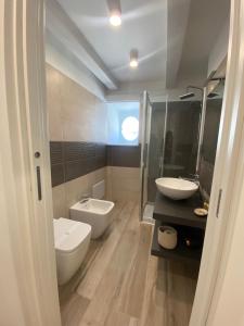 Ένα μπάνιο στο La Maschera Apartments +8 φωτογραφίες