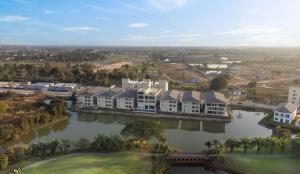 Výhled na řeku, která protéká v blízkosti hotelu