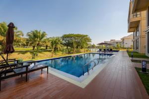 Bazén v ubytování Gold Phuc Resort inside Longvien Golf nebo v jeho okolí