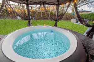 Piscina de la sau aproape de The Dairy Cottage with hot tub & pizza oven