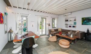 Posezení v ubytování Villa Arades Sifnos with Private Pool + 37 fotografií