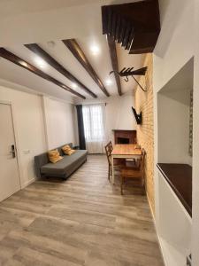 una sala de estar con un sofá y una mesa en Apartaco Apartamentos, en Sitges